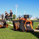 Parks Harber (14), da Carolina do Norte, comanda as bases durante um jogo regional de beisebol da NCAA na sexta-feira, 31 de maio de 2024, em Chapel Hill, NC (AP Photo/Ben McKeown)