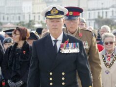 A polícia acusa o ‘falso almirante’ Jonathan Carley dias após sua aparição em um evento do Remembrance Sunday com um baú cheio de medalhas suspeitas que gerou fúria Suposto almirante 'falso' Jonathan Carley, 64, que foi acusado após invadir um evento do Domingo da Lembrança