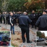 A polícia de Nova York inunda o Washington Square Park com dezenas de policiais 24 horas por dia, 7 dias por semana, para acabar com viciados e traficantes - para sempre