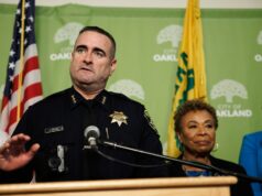 A polícia de Oakland foi novamente criticada por um oficial federal por investigar a má conduta muito lentamente O chefe de polícia de Oakland, Floyd Mitchell, à esquerda, observa enquanto a prefeita de Oakland, Barbara Lee, faz o discurso do estado de Oakland na Prefeitura de Oakland em Oakland, Califórnia, na terça-feira, 7 de outubro de 2025. (Ray Chavez/Bay Area News Group)