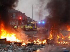 A polícia pode publicar o status de imigração e a etnia dos suspeitos sem prejudicar o julgamento: leis de desacato devem ser revisadas após os tumultos de Southport Motins eclodiram em 30 de julho de 2024 após informações falsas espalhadas nas redes sociais sobre o suspeito do assassinato de três meninas em uma aula de dança temática de Taylor Swift