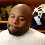 O tackle defensivo do New York Giants, Dexter Lawrence II, respondendo a perguntas dos repórteres.
