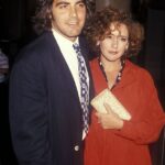 George Clooney e Talia Balsam se casaram em uma cerimônia espontânea em Las Vegas em dezembro de 1989, após cinco anos de namoro; (foto em 1990)