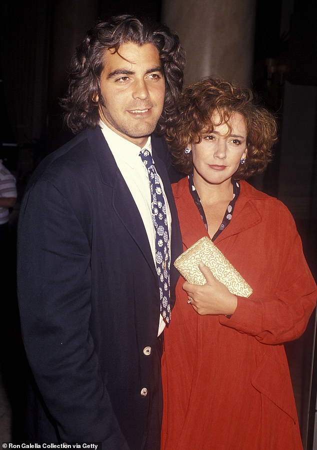 A primeira esposa de George Clooney, Talia Balsam, surpreende aos George Clooney e Talia Balsam se casaram em uma cerimônia espontânea em Las Vegas em dezembro de 1989, após cinco anos de namoro; (foto em 1990)