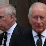 Nenhum membro da realeza foi tratado tão brutalmente por seu próprio povo desde que o rei Carlos I foi decapitado em 1649