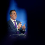 O candidato independente, ex-governador de Nova York, Andrew Cuomo, participa de um segundo debate para prefeito de Nova York no LaGuardia Performing Arts Center no LaGuardia Community College, no bairro de Queens, em Nova York, quarta-feira, 22 de outubro de 2025. (Hiroko Masuike/The New York Times via AP, Pool)