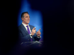 A queda final de Andrew Cuomo O candidato independente, ex-governador de Nova York, Andrew Cuomo, participa de um segundo debate para prefeito de Nova York no LaGuardia Performing Arts Center no LaGuardia Community College, no bairro de Queens, em Nova York, quarta-feira, 22 de outubro de 2025. (Hiroko Masuike/The New York Times via AP, Pool)