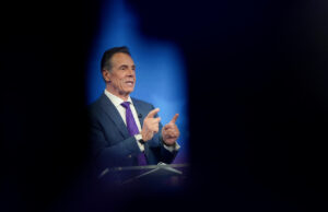 A queda final de Andrew Cuomo O candidato independente, ex-governador de Nova York, Andrew Cuomo, participa de um segundo debate para prefeito de Nova York no LaGuardia Performing Arts Center no LaGuardia Community College, no bairro de Queens, em Nova York, quarta-feira, 22 de outubro de 2025. (Hiroko Masuike/The New York Times via AP, Pool)