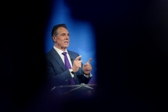 O candidato independente, ex-governador de Nova York, Andrew Cuomo, participa de um segundo debate para prefeito de Nova York no LaGuardia Performing Arts Center no LaGuardia Community College, no bairro de Queens, em Nova York, quarta-feira, 22 de outubro de 2025. (Hiroko Masuike/The New York Times via AP, Pool)