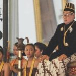 A razão pela qual o Rei do Palácio Surakarta, Paku Buwono XIII, morreu foi devido a complicações de uma doença