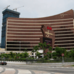 Edifício Wynn Resorts em Macau, estrada em frente. A receita do terceiro trimestre do Wynn Resorts aumenta com o forte crescimento do jogo impulsionado por Macau