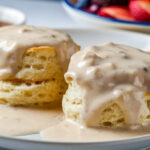 Uma foto do interior de uma Maple Street Biscuit Company, com algumas famílias e algumas mesas vazias