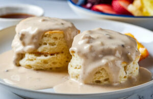 A rede de café da manhã do sul que Cracker Barrel está caindo no chão Uma foto do interior de uma Maple Street Biscuit Company, com algumas famílias e algumas mesas vazias