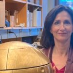 Um planeta coberto de nuvens paira no espaço.