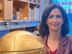 A renomada pesquisadora de exoplanetas Sara Seager está trazendo sua busca para encontrar outra Terra de volta para casa, no Canadá Um planeta coberto de nuvens paira no espaço.