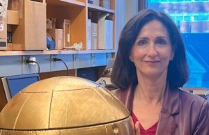 A renomada pesquisadora de exoplanetas Sara Seager está trazendo sua busca para encontrar outra Terra de volta para casa, no Canadá Um planeta coberto de nuvens paira no espaço.