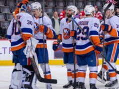 A reviravolta no tempo dá ajuda aos ilhéus quando eles finalmente voltam para casa Emil Heineman nº 51 do New York Islanders bate capacete com o companheiro de equipe Ilya Sorokin nº 30 após a vitória eliminatória contra o Detroit Red Wings durante o terceiro período na Little Caesars Arena em 20 de novembro de 2025 em Detroit, Michigan.