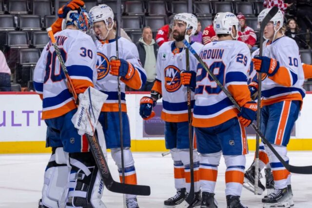   Emil Heineman nº 51 do New York Islanders bate capacete com o companheiro de equipe Ilya Sorokin nº 30 após a vitória eliminatória contra o Detroit Red Wings durante o terceiro período na Little Caesars Arena em 20 de novembro de 2025 em Detroit, Michigan. 