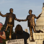 ESTADOS UNIDOS - 14 DE JANEIRO: Megyn Kelly ouve o depoimento de Pete Hegseth, indicado pelo presidente eleito Donald Trump para secretário de defesa, durante sua audiência de confirmação das Forças Armadas do Senado no edifício Dirksen na terça-feira, 14 de janeiro de 2025. (Tom Williams/CQ Roll Call via AP Images)