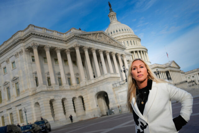 A saída de Marjorie Taylor Greene é um canário em Desenho animado de Mike Luckovich