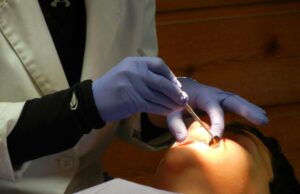 A saúde dentária das crianças no Reino Unido ainda é muito fraca, apesar das intervenções dentista