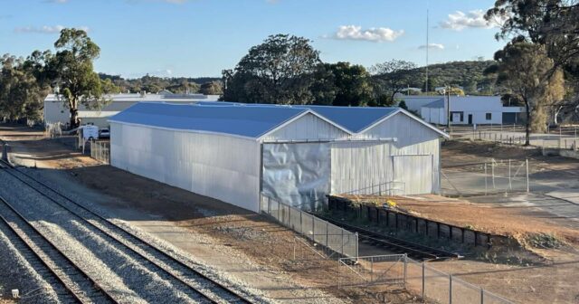 A segunda fase da restauração da herança ferroviária de Narrogin começa com um pôr do sol
