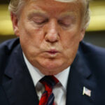 Desenho animado de Mike Luckovich