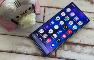 A série Galaxy S26 da Samsung pode chegar mais cedo do que pensávamos Modelo de mão do Qualcomm Snapdragon 8 Elite Gen 5