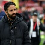 Ruben Amorim, treinador principal do Manchester United, acompanha o jogo da Premier League entre Ipswich Town FC e Manchester United FC em Portman Road