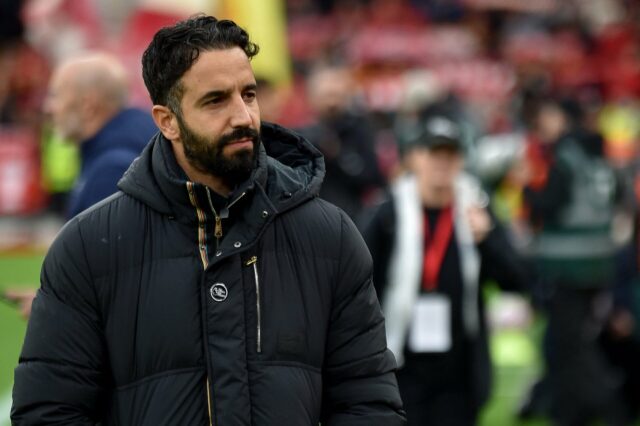 A tabela de forma da Premier League nos últimos três Ruben Amorim, treinador principal do Manchester United, acompanha o jogo da Premier League entre Ipswich Town FC e Manchester United FC em Portman Road