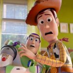 O momento em Toy Story 5 em que Buzz Lightyear e Woody ficam chocados ao perceber que as crianças não brincam mais com os brinquedos da mesma forma
