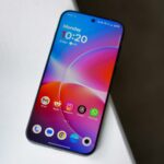 telefone Android em fundo verde e amarelo