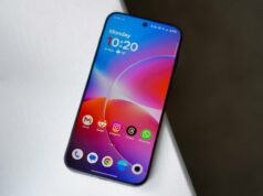 A tela do OnePlus 16 pode ter uma taxa de atualização de 240 Hz – mas vale a pena? telefone Android em fundo verde e amarelo