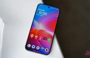 A tela do OnePlus 16 pode ter uma taxa de atualização de 240 Hz – mas vale a pena? telefone Android em fundo verde e amarelo