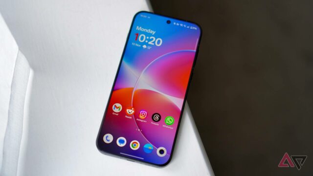 telefone Android em fundo verde e amarelo