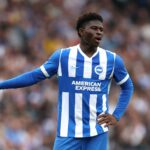 Carlos Baleba e Bruno Fernaddes duelam no Manchester United x Brighton.