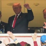O presidente Donald Trump assiste ao jogo durante a primeira metade do jogo de futebol americano NFL Super Bowl 59 entre o Kansas City Chiefs e o Philadelphia Eagles, domingo, 9 de fevereiro de 2025, em Nova Orleans. (Foto AP/Gerald Herbert)