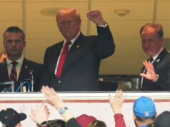 A última exigência egomaníaca de Trump fará você querer dar um soco nele O presidente Donald Trump assiste ao jogo durante a primeira metade do jogo de futebol americano NFL Super Bowl 59 entre o Kansas City Chiefs e o Philadelphia Eagles, domingo, 9 de fevereiro de 2025, em Nova Orleans. (Foto AP/Gerald Herbert)