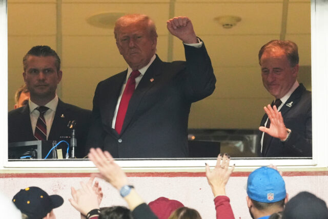 O presidente Donald Trump assiste ao jogo durante a primeira metade do jogo de futebol americano NFL Super Bowl 59 entre o Kansas City Chiefs e o Philadelphia Eagles, domingo, 9 de fevereiro de 2025, em Nova Orleans. (Foto AP/Gerald Herbert)