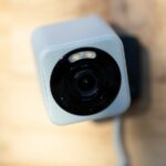 Vista direta da Wyze Cam v4 em uma bancada de granito ao lado de um vaso rosa