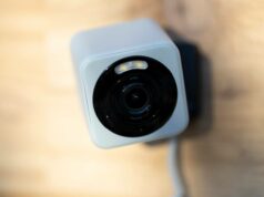 A única câmera de segurança que você precisa agora custa apenas US$ 20 Vista direta da Wyze Cam v4 em uma bancada de granito ao lado de um vaso rosa