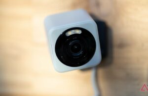 A única câmera de segurança que você precisa agora custa apenas US$ 20 Vista direta da Wyze Cam v4 em uma bancada de granito ao lado de um vaso rosa