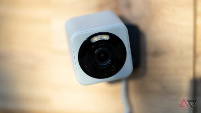 Vista direta da Wyze Cam v4 em uma bancada de granito ao lado de um vaso rosa