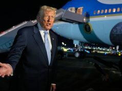 A verdade por trás da dramática reversão do arquivo Epstein de Trump: não foi uma aposta, foi uma tática… e fontes da Casa Branca dizem que serão os democratas que pagarão o preço O presidente Donald Trump criticou os repórteres antes de embarcar no Força Aérea Um na noite de domingo, enquanto era questionado sobre os 'arquivos Epstein' - pouco antes de dar meia-volta e dizer aos republicanos que votassem para votar para liberá-los