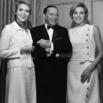 Alice Kessler, Frank Sinatra e Ellen Kessler retratados no início dos anos 1960 em Las Vegas