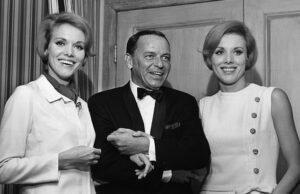 A vida incrível das adoradas gêmeas Kessler, 89, que morreram no mesmo dia em ‘suicídio conjunto’: as irmãs se apresentaram com Frank Sinatra e Fred Astaire e posaram nuas para a Playboy, mas… todo o brilho de Hollywood escondeu a trágica dor da infância Alice Kessler, Frank Sinatra e Ellen Kessler retratados no início dos anos 1960 em Las Vegas