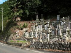 A vila digna de cartão postal onde lápides contam uma história sinistra Katsuhiko Moteki, 70 anos, que vive em Nanmoku há meio século, viu o declínio da população e da energia da aldeia.