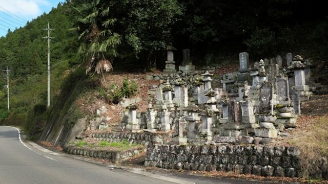 A vila digna de cartão postal onde lápides contam uma Katsuhiko Moteki, 70 anos, que vive em Nanmoku há meio século, viu o declínio da população e da energia da aldeia.