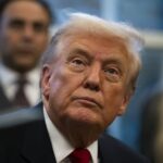 A deputada Marjorie Taylor Greene fala em uma entrevista coletiva ao lado de supostas vítimas de Jeffrey Epstein no Capitólio dos EUA em 3 de setembro de 2025. - Bryan Dozier/AFP/Middle East Images/Getty Images