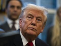 A vitória de Trump na paralisação acabou de deixar os republicanos com uma enorme dor de cabeça política A deputada Marjorie Taylor Greene fala em uma entrevista coletiva ao lado de supostas vítimas de Jeffrey Epstein no Capitólio dos EUA em 3 de setembro de 2025. - Bryan Dozier/AFP/Middle East Images/Getty Images